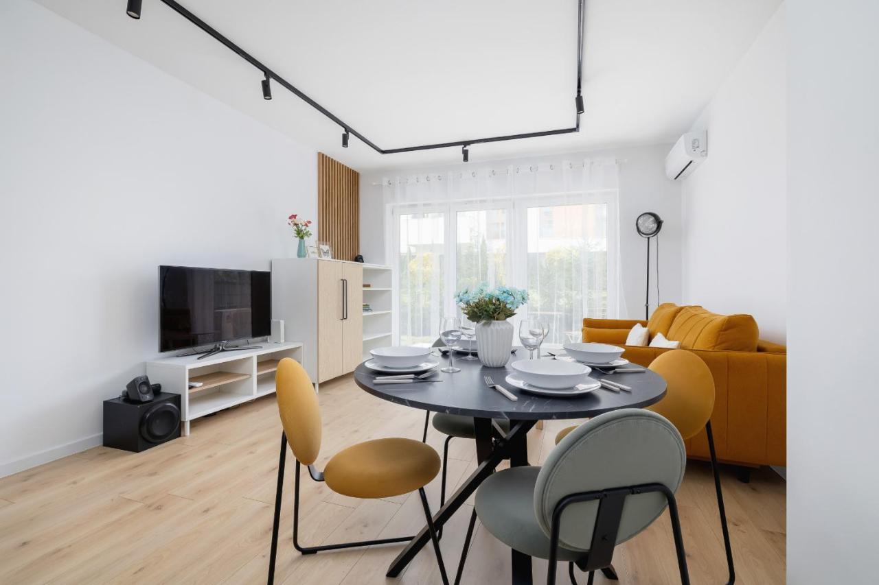 Stylish With Parking In By Renters Apartment *